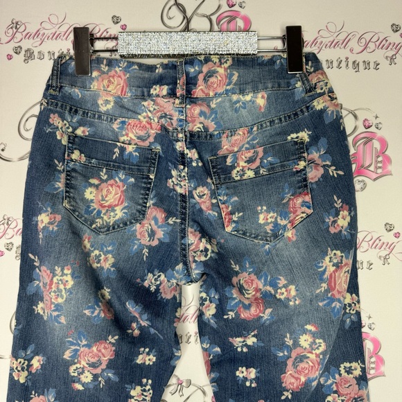 Illegal jeans capris floral denim pink cream blue printed flowers all over 🌸 - Picture 7 of 9